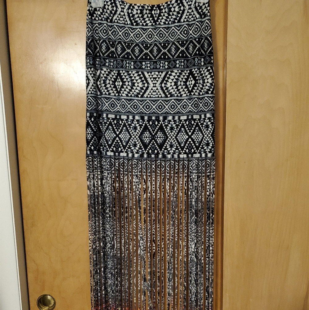 Long fringe pattern skirt